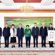鄂尔多斯市四大班子一把手会见殷玉珍：向她致以崇高敬意和诚挚感谢