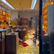 女子打砸酒水店后被送医诊断治疗，涉事店主：货架上基本是五粮液，目前定损30多万元