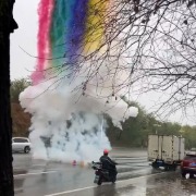 新人占用道路燃放烟花，辽宁凤城交警：正查找当事人，将依法依规处置