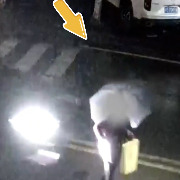 撞人逃逸后折返现场，无证司机假装路人报警误导警方被依法处理