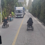 坐轮椅老人“卡住”车流，后车车主：大家没有鸣笛催促，谁都有年纪大的时候