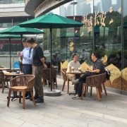 星巴克将推行“消费入座”？店员称本周实施，消费者看法不一