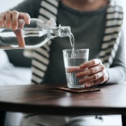 “喝大水”火了？上海疾控：拒绝“硬卡水量”，该不该喝水看尿液颜色