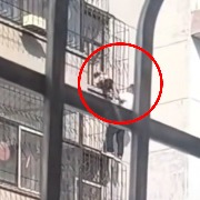 儿童悬挂5楼窗外，路人徒手爬楼托举救人后无法脱身，消防紧急营救