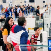 上海浦东机场口岸今年出入境超3000万人次，稳居全国空港首位