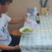 落魄小伙想洗碗打杂换碗面吃，店主免费管饱：我也创业多年，深知在外打拼的不易