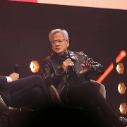 黄仁勋“教育”英德：发展AI别想太多 ，“你们光动口不动手”
