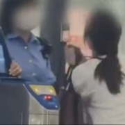 官方通报“女子迟到错过检票下跪哀求”：列车已停止检票，按规定未予放行