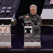 黄仁勋柏林演讲：AI工厂部署最快缩至14天，智能体安全是技术问题