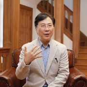 一聊起《长征组歌》，廖昌永兴奋地哼唱起来