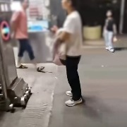 澎湃回声｜老师在校门口对学生破口大骂，广西梧州七中：存在师德失范行为，已停职处理