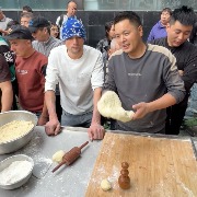 西安“阿达西”打馕走红，师傅从乌鲁木齐赶来帮忙：他当时学了3年，“性格实在，比较内向”