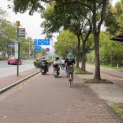 “有易碎品要绕路”，记者体验5公里砖铺非机动车道有多颠，改造有望吗？