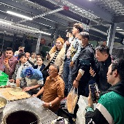 西安打馕“阿达西”摊位前围满主播：有本地居民等馕时开播，有餐饮从业者称来学习