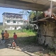 男孩被困铁路桥下方平台，小伙伴们用电话手表报警，拼命蹬车为消防引路营救同伴