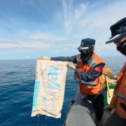 菲律宾非法“坐滩”船只周边海域出现大量垃圾，中国海警组织打捞