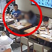 幼童在餐厅内突发疾病，两名武警战士出手相助，事后家长送锦旗致谢
