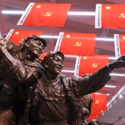 人民日报评论员：在新的长征路上奋力创造新的辉煌