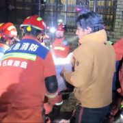 前突组抵达震区开展搜救，成功救出一名被困人员