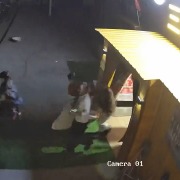 巴青县7级地震超市老板驱车上山过夜：通知不要留在家中，民警都在维持秩序