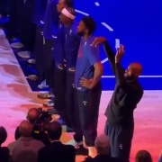 特朗普炮轰NBA球星詹姆斯：国歌仪式期间行为不敬，道歉！