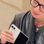 实拍iPhone Duo首发：首批机主谈为何选择购买，二手溢价大幅回落