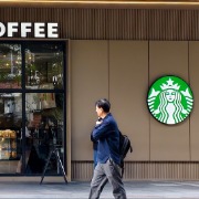 记者探访星巴克消费入座现状：有店员称不强制消费，低峰时可通融