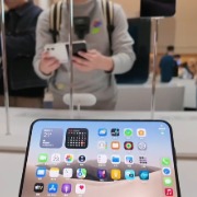 iPhone Duo上市首日，线下门店体验者：折痕不明显，价格劝退“学生党”