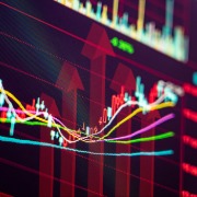 A股三大股指午后集体翻红转涨，创指涨超2%
