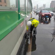 台风“蔷琵”给上海带来风雨影响，周五晚高峰部分路段车辆缓行