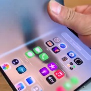 iPhone Duo发售首日：多地门店前挤满“黄牛”，溢价缩水有人喊亏