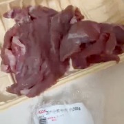 顾客购买牛肉闻到酸味，门店：酸味与排酸及包装工艺有关，不影响食用