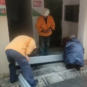 台风“蔷琵”逼近，这些临海小区有一群风雨中的“敲门人”