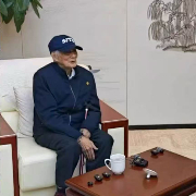94岁谭爷爷独自进藏旅行归来：愿回母校上海交大再看看