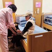 九旬老人夜宿楼道后续：已入住养老机构，街道将联合多部门助其依法维权