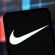 耐克等企微账号发送疑似色情引流信息，企业微信：为某第三方外挂软件服务被攻破