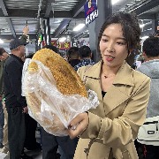 西安打馕“阿达西”走红：有大学生骑车20多公里专程赶来，有市民自发给大家写号维护秩序