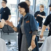 董明珠发话“长头发该剪了”，珠海格力技工学校为师生安排免费剪发