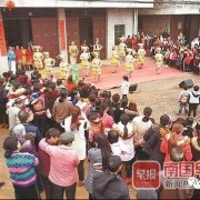 广西多地呼吁“外嫁女回娘家”摒弃攀比，有的搞红毯旗袍拱门宴席“一条龙”