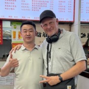 剧场旁的汤包店又收到了德国导演的赠票