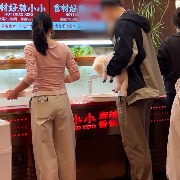 顾客抱着狗选食材，武汉涉事麻辣香锅店：已完成全部食材更换、全店消杀