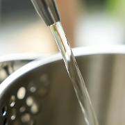 人民日报调查净水器“坑老”骗局：声称能治“三高”“抗癌”，实为“三无”产品