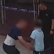 湖北宜昌一小男孩偷拿超市饮料藏衣服下，父亲发现后送到派出所“自首”
