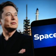 马斯克称SpaceX完成400亿美元融资，警告新云行业面临整合淘汰，多股盘前下跌