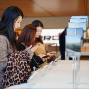 iPhone Duo黄牛行情“高开低走”，上市四日溢价空间已缩至数百元