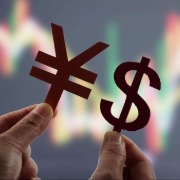 人民币对美元即期汇率收盘升破6.67，创2022年6月8日以来新高