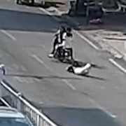 穿拖鞋骑改装电动车载3人，广西13岁少年因五项交通违法被联合训诫