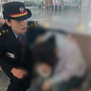 女孩候车时接到母亲离世噩耗崩溃痛哭，西安东站值班员拥抱安抚