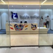 瑞幸咖啡师称被同事的强光手电筒照伤眼睛，门店：由总部答复