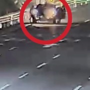 “立刻、马上！”浙江衢州高速交警电话催促撤离，3人刚离开车辆就遭追尾
